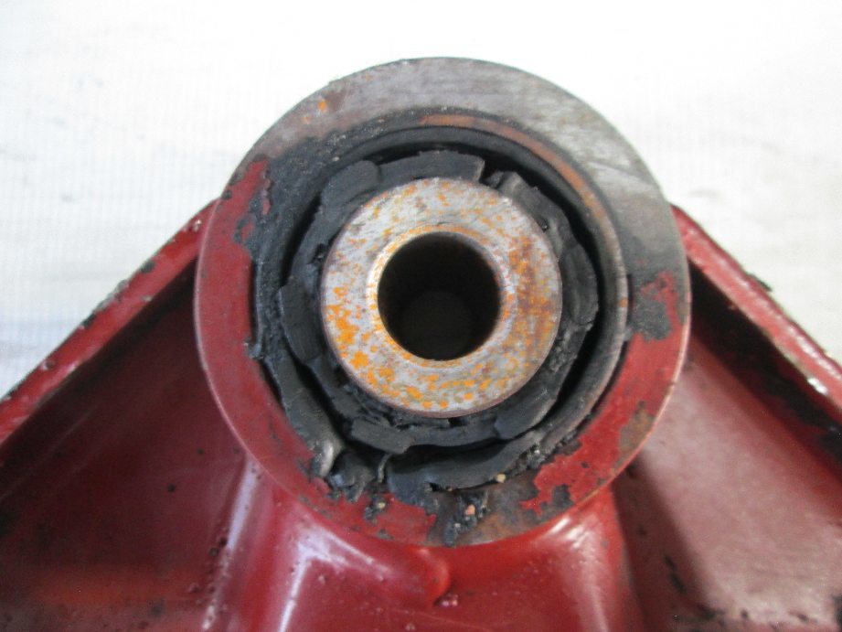 кронштейн передней рессоры задний б/у \ разбит сайлентблок - 2